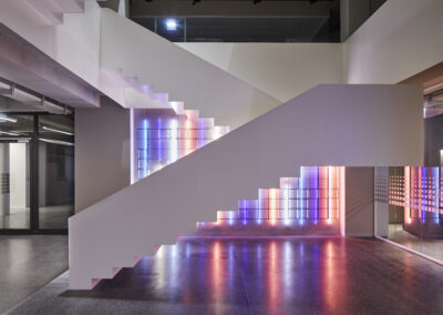 Neonlicht Kunstinstallation von Raphaela Riepl in der OKZT